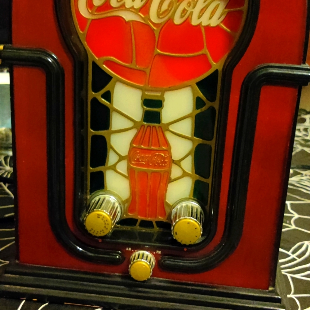 Vintage am/ fm stained glass coca cola radio. Great for any collector.